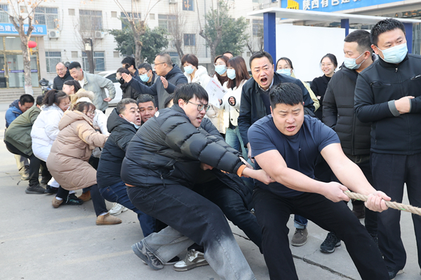 燃動冬日 “繩”采飛揚(yáng)——公司舉行“迎元旦 強(qiáng)體魄 聚力量 開新局”拔河比賽！